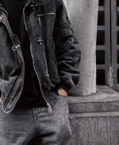 Model berjaket denim